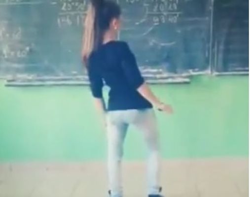 Ученичка играе пред дъската