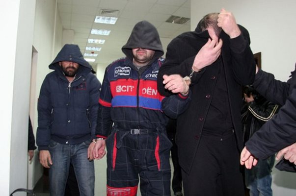 Димитър Баджаков и още двама от арестуваните при акция "Контрабандистите" вървят под полицейски конвой към съда