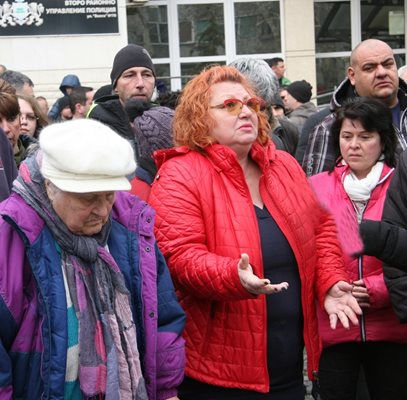 Нели Хаджиева и съседи на д-р Димитров са категорични, че всеки ден ще протестират. Снимки: Евгени Цветков