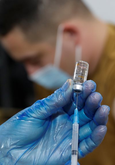 Половин милион израелци вече си поставиха четвърта доза ваксина.

 СНИМКА: РОЙТЕРС