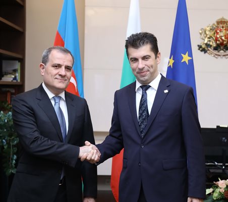 Премиерът Кирил Петков проведе среща с външния министър на Азербайджан Джейхун Байрамов в Министерския съвет. Снимка правителствена пресслужба