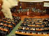 Американският посланик в Прищина осъди
пускането на сърлзотворен газ в парламента
