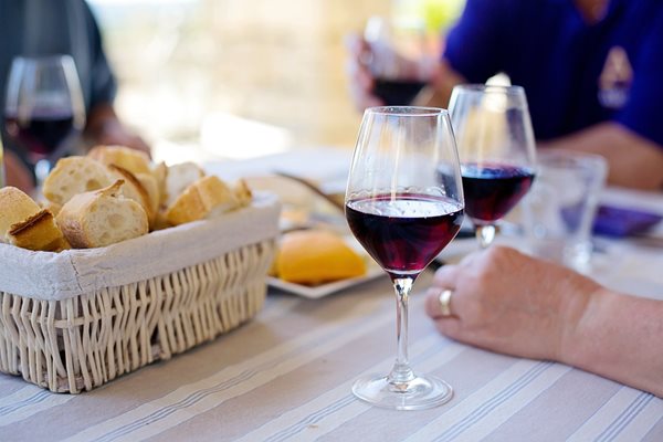 Захарта в червеното вино претоварва черния дроб СНИМКА: pixabay