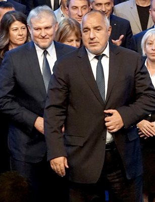 Борисов на работната среща на ГЕРБ, а зад него е лидерът на СДС Румен Христов