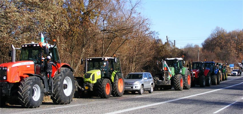 С тежките си машини фермерите от Врачанско само протистираха мирно, днес се канят да блокират основни пътища в региона.
Снимка: Валери ВЕДОВ
