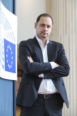 Петър Витанов
 На 40 г.
Завършил е международни  отношения в УНСС и международни финанси в НБУ
 Беше депутат в 44-ото народно събрание, а през 2019 г. бе избран за евродепутат