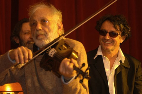 Ицко Финци като виртуоз на цигулката. Зад него е самият Горан Брегович.