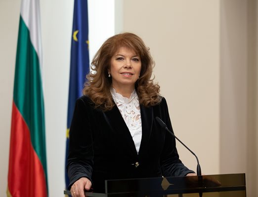 Вицепрезидентът Илияна Йотова.
