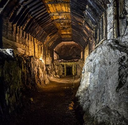 Смята се, че влакът с 300 тона злато е погребан в подобен на този тунел някъде в планина до Валбжих.
