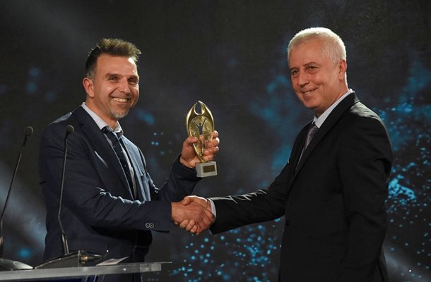 Алпинистът получава наградата за номер 7 в класацията за "Спортист на годината" от шефа на ВМА ген. Петров.