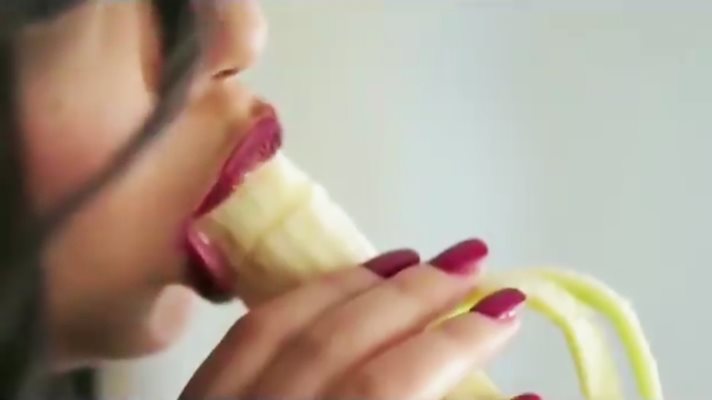 Шима върти свирки на банан и тика циците си в лицата на "ученици"