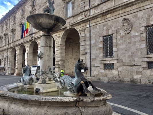 Площад “Аринго” очарова с няколко красиви палата и фонтан.