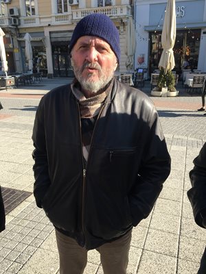 Бившият областен на Пловдив Андон Андонов търсеше да види активисти на БСП пред паметника на Стамболов.