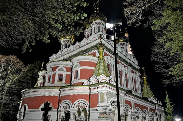 Храм-паметникът "Рождество Христово" в град Шипка стана по-красив с новото осветление, което монтира тук община Казанлък.
