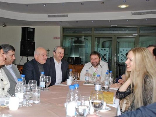 Писателката Людмила Филипова (вдясно) и Стилиян Иванов (в дъното) разговарят със сирийски дипломати на премиерата на филма. 
СНИМКА: МИРОСЛАВ ЕВДОСИЕВ