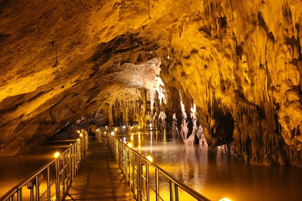 Пещерата при изворите на река Ангиста. СНИМКА: ЕЛЕНИ КАРАКАЦАНИ