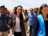 Анджелина Джоли се срещна със сирийско семейство с тежка съдба (Видео)