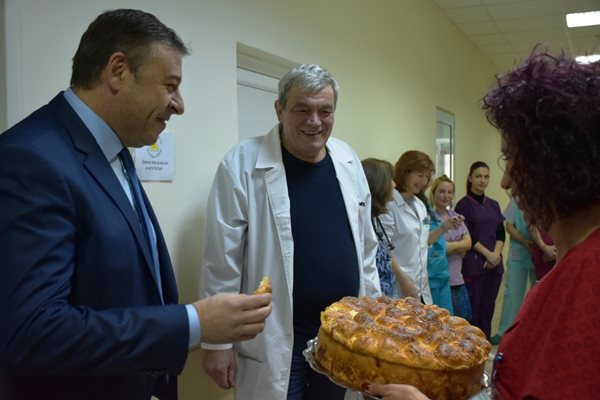 Кметът д-р Камбитов бе посрещнат с питка с мед в АГО на благоевградската болница.
