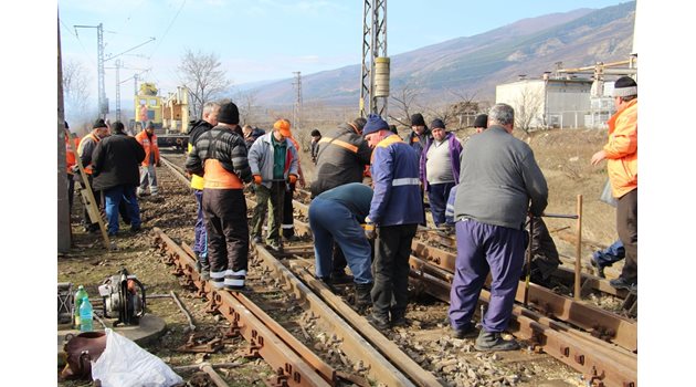 Целта на спешния ремонт е до към 16,30 часа днес движението на влаковете по подбалканската линия да бъде възстановено.