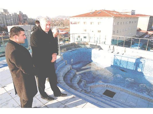 Кметът на Пловдив Иван Тотев и областният управител Здравко Димитров разгледаха вчера хотела на Ванко 1, на покрива на който има и басейн. 
СНИМКА: АТАНАС КЪНЕВ