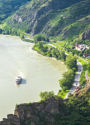 Живописната долина на Вахау между градовете Мелк и Кремс  е наречена Перлата на Дунав.