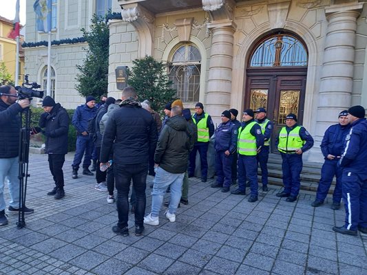 Полиция пази пред общината, докато 10 от привържениците на Локомотив Пд са на среща с кмета Здравко Димитров.