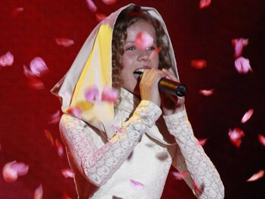 Кристина Арабаджиева пее “Камино” на финала на “България търси талант” във вторник вечерта.

СНИМКИ: БИ ТИ ВИ