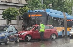 Тролей и кола се сблъскаха до Софийския университет