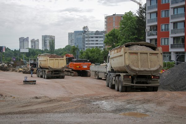 Столична община изгражда нов булевард от ул. „Сребърна“ до кръстовището на "Симеоновско шосе" и „Г. М. Димитров“ с по три ленти в посока.
СНИМКА: СТОЛИЧНА ОБЩИНА