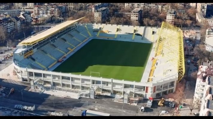 Осветлението на стадион “Христо Ботев” е планирано по четирите козирки, които в момента поне не са налични на съоръжението.

СНИМКИ: LAP.BG