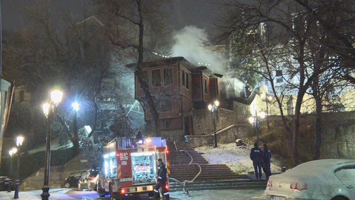 Пожарът в Пампоровата къща до Античния театър е потушен.