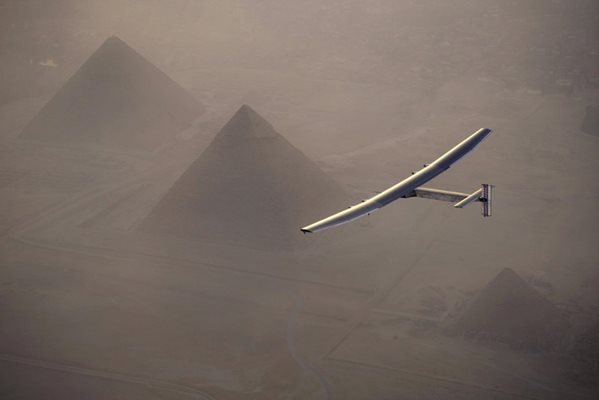 Самолетът минава над пирамидите в Гиза.