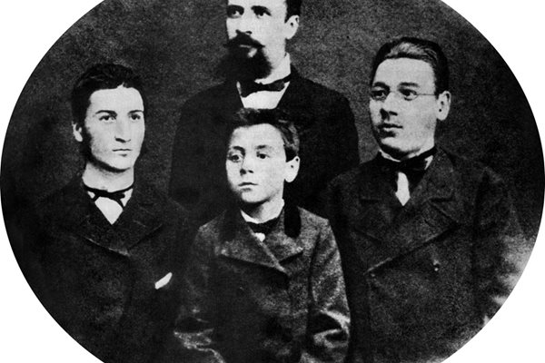 Снимка на Христо Ботев с братята му, правена в края на 1875 г. Вдясно е Кирил, вляво - Стефан, пред тях - Боян.