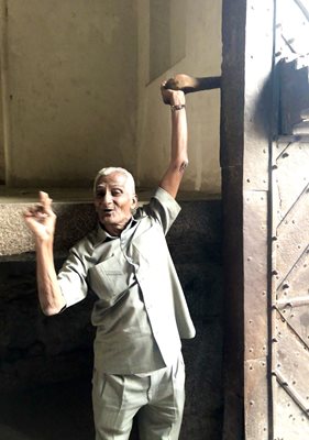92-годишният Кашинат Рао повдига с лекота тежкото мандало на входната порта на цитаделата.
