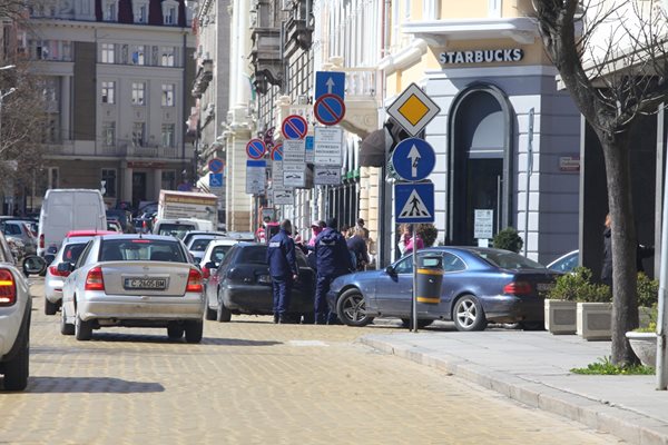 Струпване на доставчици на храна по домовете и офисите озадачи полицаи в центъра на София /ФОТОГАЛЕРИЯ/