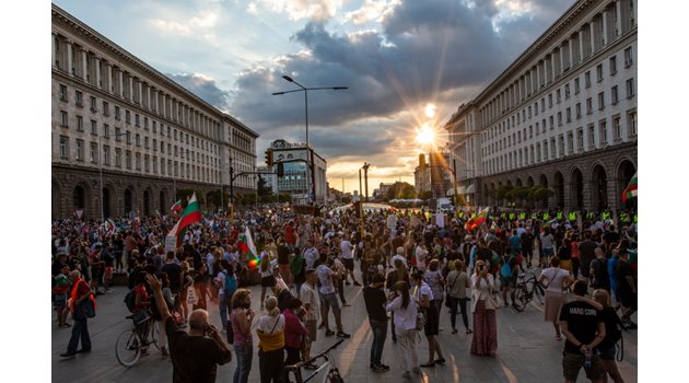 Протестите от 2020 г. вкараха в българската политика две нови поколения, които бяха дезинтересирани и изолирани от обществения живот през първите 20 години на новия век. СНИМКА: ЙОРДАН СИМЕОНОВ