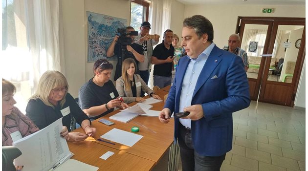 Асен Василев в избирателната секция в Хасково