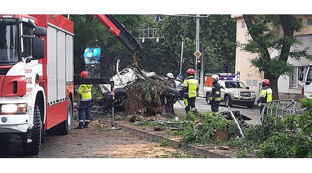 Колата, в която загинаха двама младежи,  ена части след зверския удар.
Снимка: "24 часа"