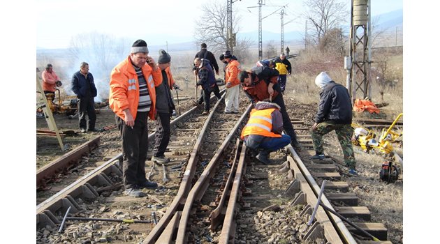 Работници ремонтираха днес по спешност разбития железен път до прелеза в западния край на град Шивачево. СНИМКИ: Авторът
