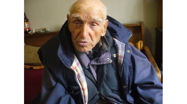 Дядо Стойчо е шивачът, ушил навремето най-много панталони в Нова Загора.