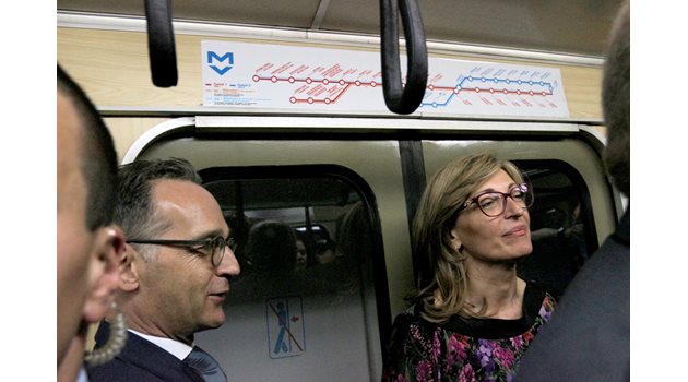 Двамата външни министри стигнаха от центъра до германското посолство с метро