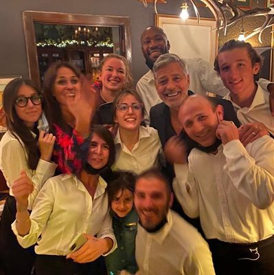 Джордж Клуни с персонала на ресторанта „Гатто неро” на езерото Комо