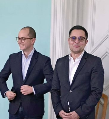 Министърът на иновациите и растежа Александър Пулев (вдясно) и заместникът му Красимир Якимов, в чийто ресор е ББР.