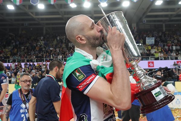 С българското знаме на раменете си Матей Казийски целува шампионската купа. Надеждите са, че това лято той ще се завърне в националния отбор.