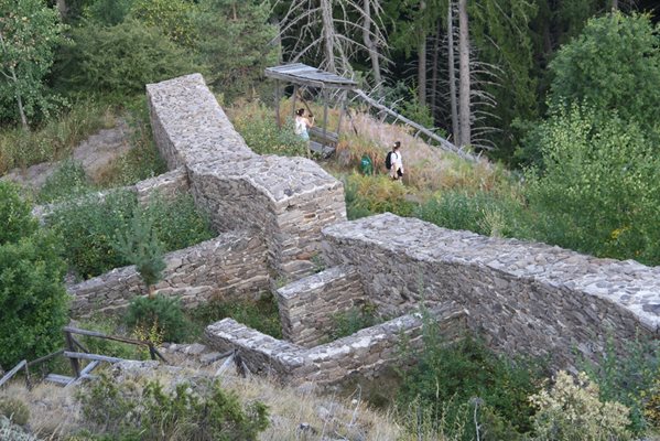 Смолянската крепост е построена по времето на римския император Юстиниан I.