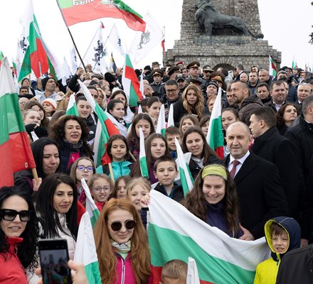Президентът Румен Радев се снима с деца, дошли с трибагреници да отбележат 3 март на Шипка. 
СНИМКА: ПРЕССЕКРЕТАРИАТ НА ДЪРЖАВНИЯ ГЛАВА