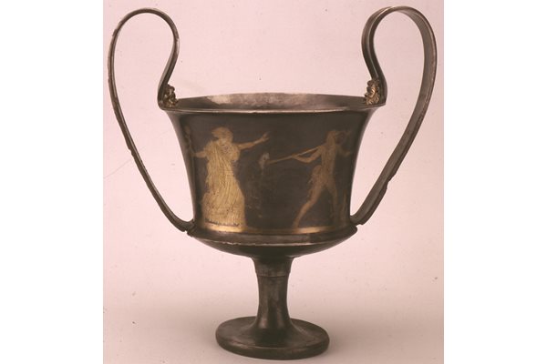 Над 1 кг тежи този сребърен съд за напитки, украсен с позлата. Той е от V в. пр.Хр. Открит е край село Дуванлии, Пловдивско