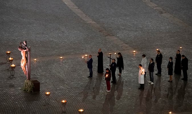 Процесия по Виа Круцис - Пътя на кръста, беше водена от папата на Разпети петък на пл. “Свети Петър” без участие на богомолци.