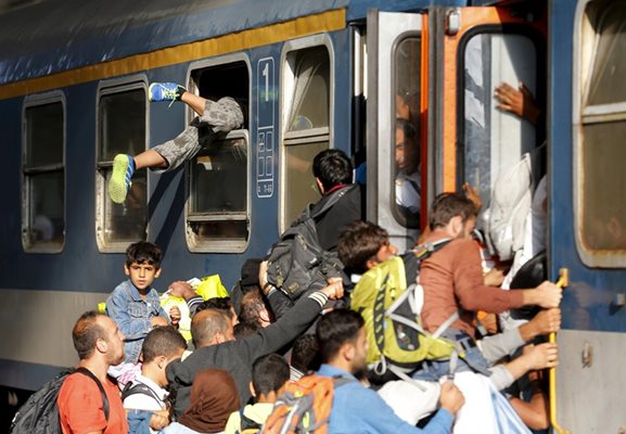 Бежанци щурмуват влак в Будапеща с надеждата да стигнат до Германия.