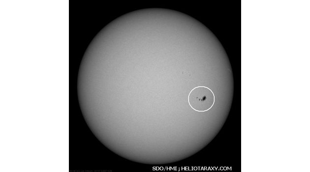 Слънцето в бяла светлина, както бихме го видели през телескоп на 14 юли. В кръгчето са групата петна, откъдето тръгнаха изригванията. СНИМКА: НАСА
